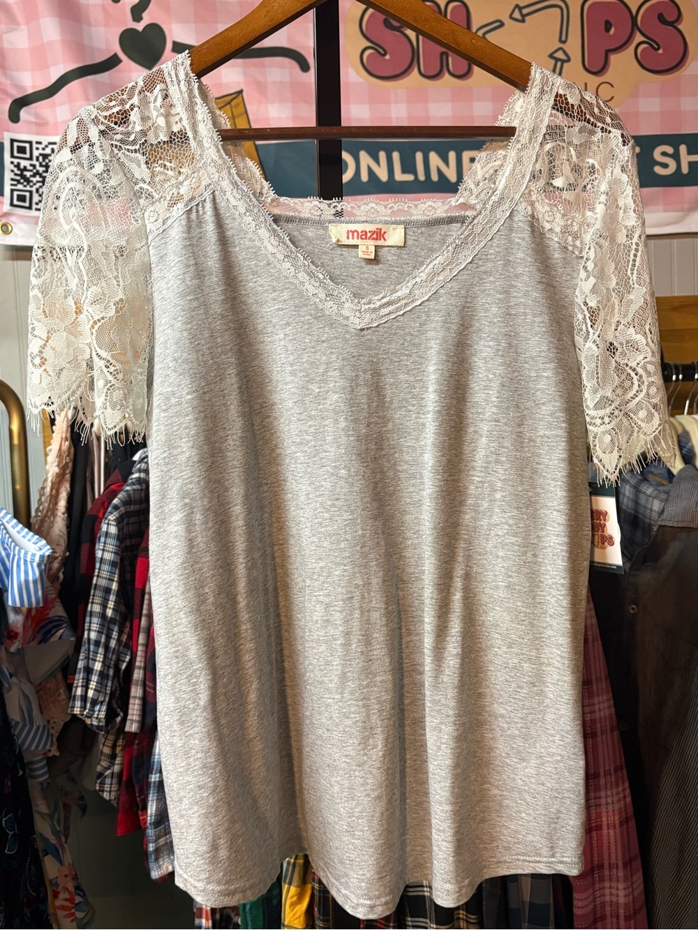 MAZIK SMALL ✨ lace sleeve v-neck short sleeve tee gray + white